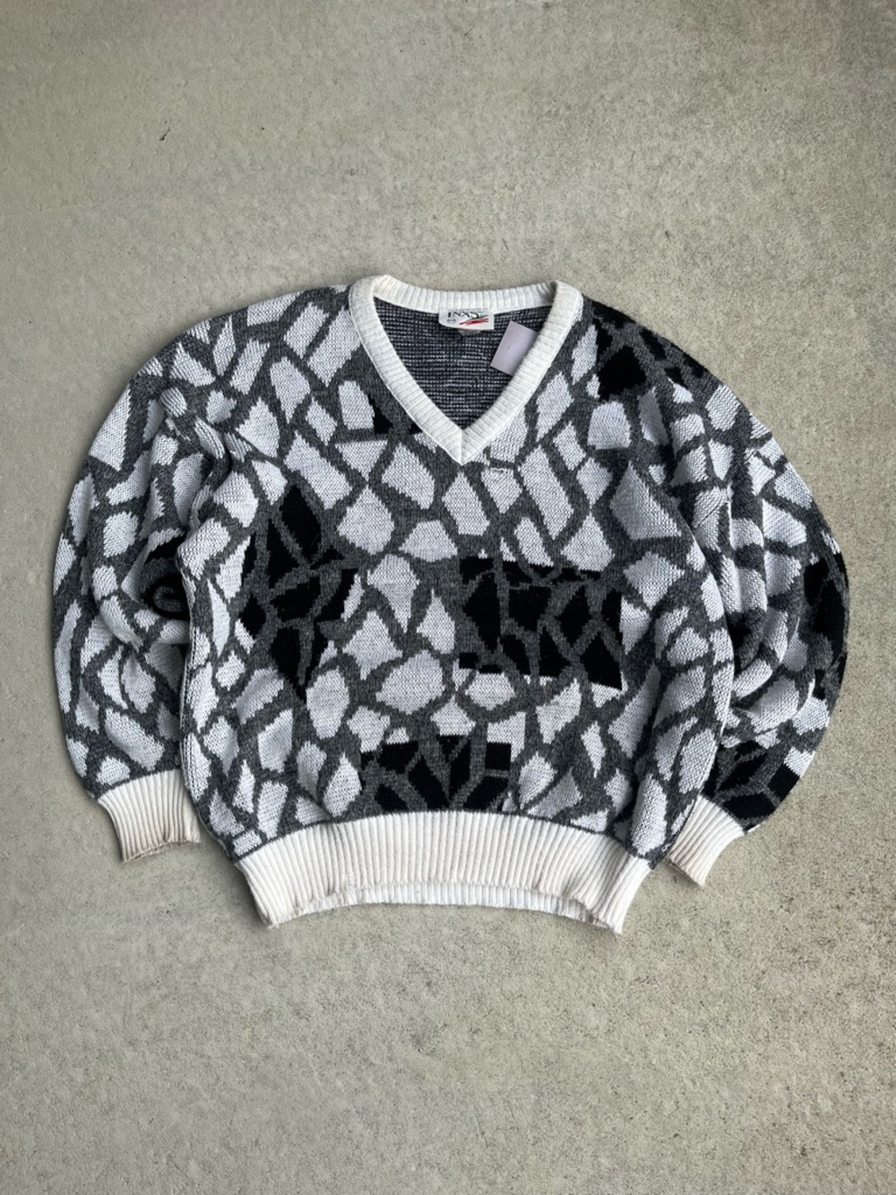 Men's V-Neck Abstract Mosaic Sweater in White and Gray